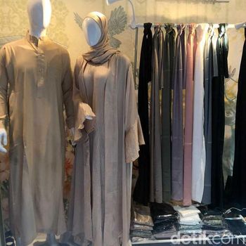 Berburu koleksi Hari Raya Idul Fitri di Muslim Fashion Festival 2022.