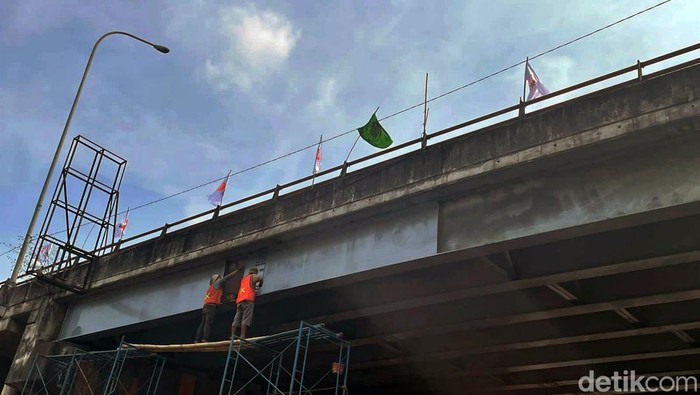 Biar Terang, Jembatan Layang Cileungsi Dicat Ulang Jembatan layang Cileungsi dicat ulang oleh sejumlah petugas. Pengecatan itu dilakukan sebagai bagian dari pemeliharaan dan perawatan jembatan layang.