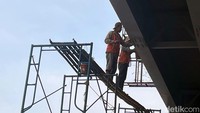 Selain itu, jembatan layang Cileungsi dicat ulang agar terlihat terang saat malam hari.