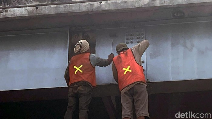 Biar Terang, Jembatan Layang Cileungsi Dicat Ulang Jembatan layang Cileungsi dicat ulang oleh sejumlah petugas. Pengecatan itu dilakukan sebagai bagian dari pemeliharaan dan perawatan jembatan layang.