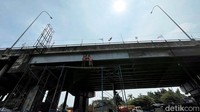 Sejumlah petugas melakukan pengecatan ulang di jembatan layang Cileungsi, Kabupaten Bogor, Jumat (22/4/2022).