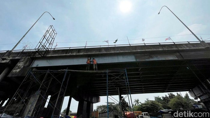 Biar Terang, Jembatan Layang Cileungsi Dicat Ulang Jembatan layang Cileungsi dicat ulang oleh sejumlah petugas. Pengecatan itu dilakukan sebagai bagian dari pemeliharaan dan perawatan jembatan layang.