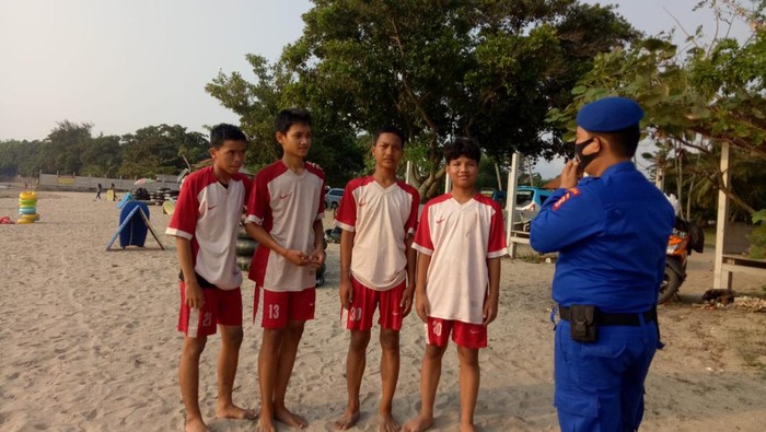 Brigpol Hendry Ramona melatih anak muda di pesisir Kabupaten Serang, Banten, agar menjadi calon polisi.