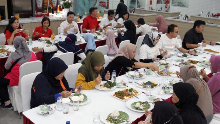 Buka Puasa Bersama Anak Yatim Buka puasa bersama anak yatim digelar sejumlah kalangan. Hal ini untuk memberikan kebahagian kepada anak yatim.