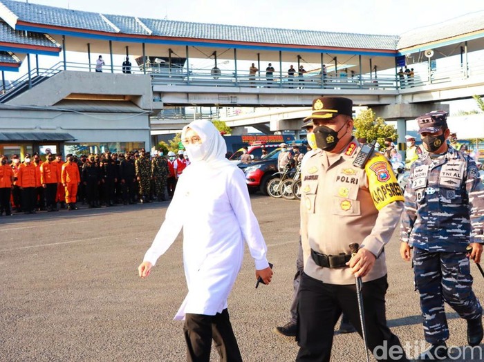 Bupati Banyuwangi Ipuk Fiestiandani saat mengikuti apel gelar pasukan Operasi Ketupat Semeru 2022.