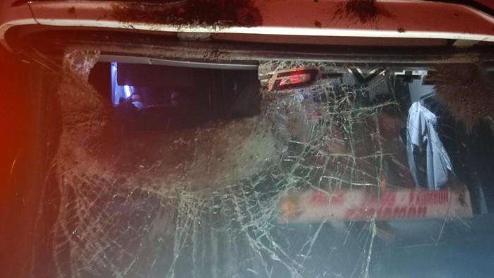 Bus NPM dilempari batu dan tanah oleh orang tidak dikenal di tol Lampung-Palembang Km 181 (21/4/2022)