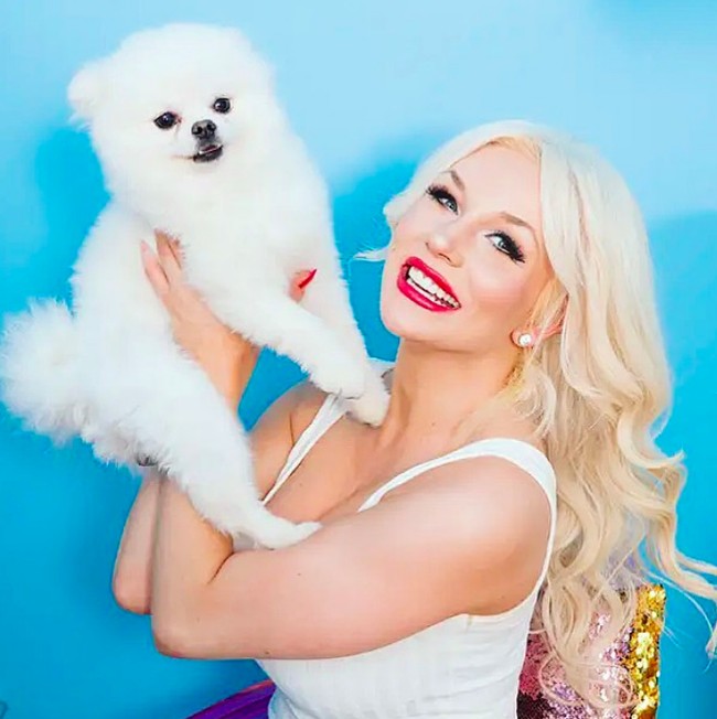 “Aku bahkan takut untuk berbicara tentang perasaan menjadi korban grooming atau menjadi korban kekerasan verbal selama 10 tahun menikah karena aku dulu anak-anak dan dia 50 tahun saat kami menikah tapi aku sekarang seorang wanita dewasa dan sudah waktunya untuk menyuarakan masalah ini,” ungkapnya di Instagram. Foto: dok. Instagram/@courtneyastodden