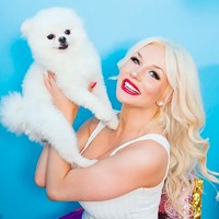 “Aku bahkan takut untuk berbicara tentang perasaan menjadi korban grooming atau menjadi korban kekerasan verbal selama 10 tahun menikah karena aku dulu anak-anak dan dia 50 tahun saat kami menikah tapi aku sekarang seorang wanita dewasa dan sudah waktunya untuk menyuarakan masalah ini,” ungkapnya di Instagram. Foto: dok. Instagram/@courtneyastodden