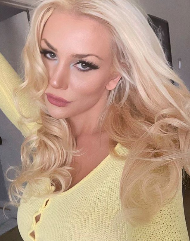 Pernikahan Courtney Stodden jadi sorotan pada 2011 silam. Dia dinikahi aktor Doug Hutchison yang memiliki usia yang begitu jauh. Foto: dok. Instagram/@courtneyastodden