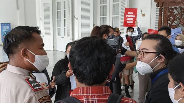 Debat Koalisi Perjuangan Warga Jakarta dan polisi di teras Balai Kota DKI Jakarta, Jumat (22/4/2022). Debat Koalisi Perjuangan Warga Jakarta dan polisi di teras Balai Kota DKI Jakarta, Jumat (22/4/2022).