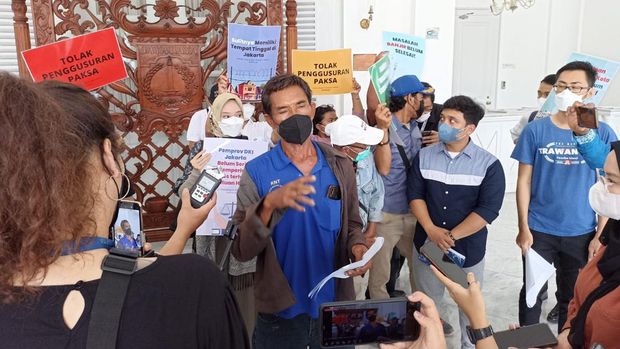 Debat Koalisi Perjuangan Warga Jakarta dan polisi di teras Balai Kota DKI Jakarta, Jumat (22/4/2022). Debat Koalisi Perjuangan Warga Jakarta dan polisi di teras Balai Kota DKI Jakarta, Jumat (22/4/2022).