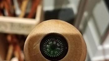 Tongkat jalan dengan kompas bawaan. Foto: Brightside