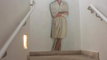 Dilukis di tangga hotel menuju pusat kebugaran. Foto: Brightside