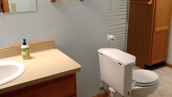 Posisi kloset yang tak biasa. Foto: Brightside