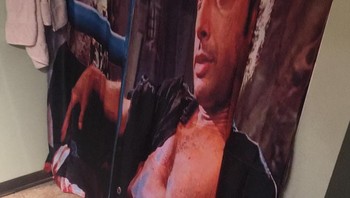 Hadiah hari ibu dapat tirai mandi bergambar Jeff Goldbloom pemain Jurassic Park. Foto: Brightside