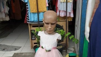 Hmm, manekin anak tapi wajah tua. Foto: Brightside