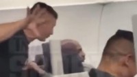 Menukil laporan TMZ Sports, Mike Tyson sempat berfoto selfie dan meladeni dengan sabar ocehan pria itu. Tyson kemudian meminta penumpang di belakangnya tersebut untuk duduk dengan tenang. Dok. TMZ Sport