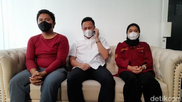 Dua orang secara histeris curhat soal maraknya pungli ke Jokowi saat meninjau Pasar Bogor. Begini cerita 2 pedagang tersebut. (M Sholihin/detikcom)