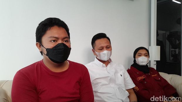 Dua orang secara histeris curhat soal maraknya pungli ke Jokowi saat meninjau Pasar Bogor. Begini cerita 2 pedagang tersebut. (M Sholihin/detikcom)