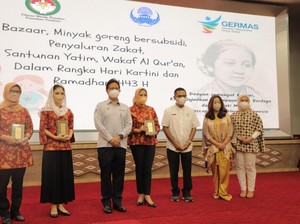 Eka Hospital Wakafkan Al-Quran Bersama DWP Kementerian Kesehatan