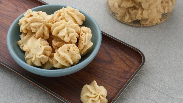 Sagu keju, kue favorit saat lebaran tiba. Terbuat dari campuran tepung sagu dan keju cheddar yang teksturnya lembut lumer di dalam mulut.