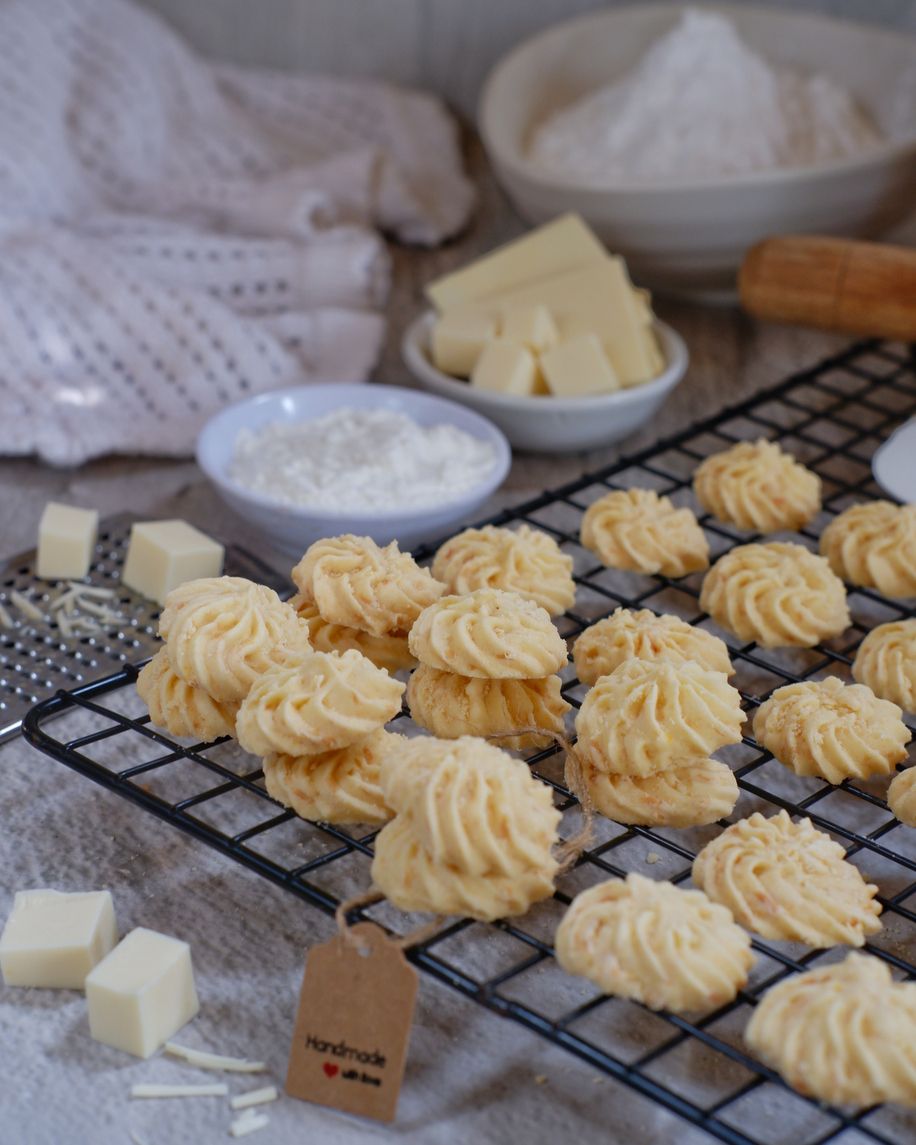 Sagu keju, kue favorit saat lebaran tiba. Terbuat dari campuran tepung sagu dan keju cheddar yang teksturnya lembut lumer di dalam mulut.