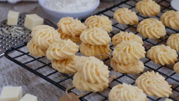 Fakta Sagu Keju Sagu keju, kue favorit saat lebaran tiba. Terbuat dari campuran tepung sagu dan keju cheddar yang teksturnya lembut lumer di dalam mulut.