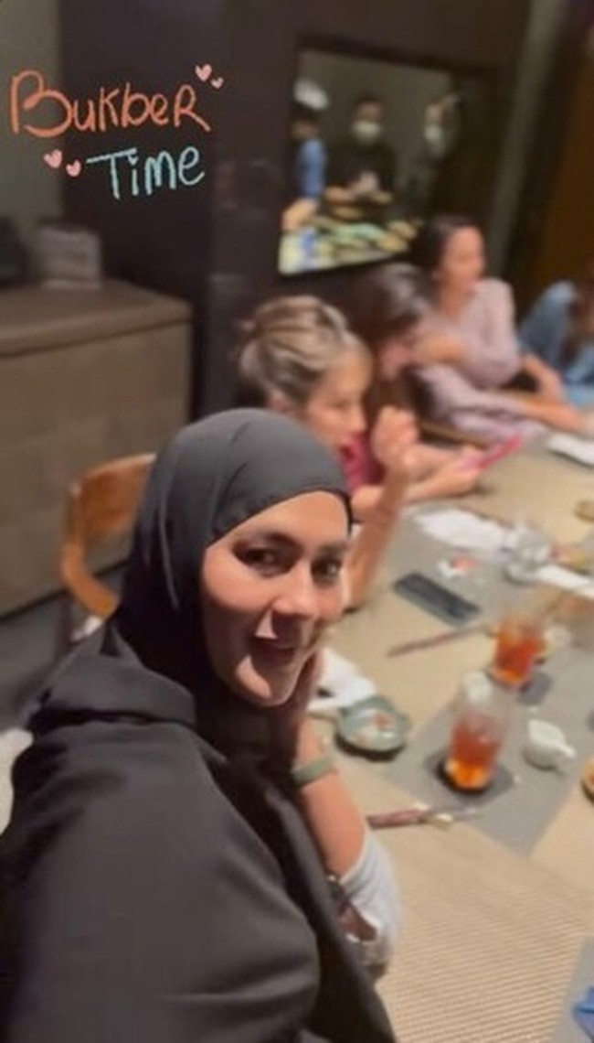 Paula mengunggah momen buka puasa bersama di akun Instagramnya. Unggahan tersebut mendapatkan banjir pujian dari warganet. Mamapau so pretty with hijab aaaa love!!😍😍❤️❤️, puji akun @rasyidah.shafiee. MasyAllah mm pau cantiknya berhijab😍😍, kagum akun @talita.sakhi.18062. Semoga mama Pau Istiqomah berhijab Aaammmiiin 😍, ucap akun @ririindriyanii. Foto: Dok. Instagram @paula_verhoeven.