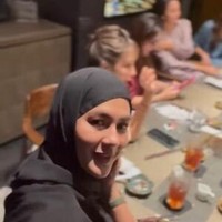 Paula mengunggah momen buka puasa bersama di akun Instagramnya. Unggahan tersebut mendapatkan banjir pujian dari warganet. Mamapau so pretty with hijab aaaa love!!😍😍❤️❤️, puji akun @rasyidah.shafiee. MasyAllah mm pau cantiknya berhijab😍😍, kagum akun @talita.sakhi.18062. Semoga mama Pau Istiqomah berhijab Aaammmiiin 😍, ucap akun @ririindriyanii. Foto: Dok. Instagram @paula_verhoeven.