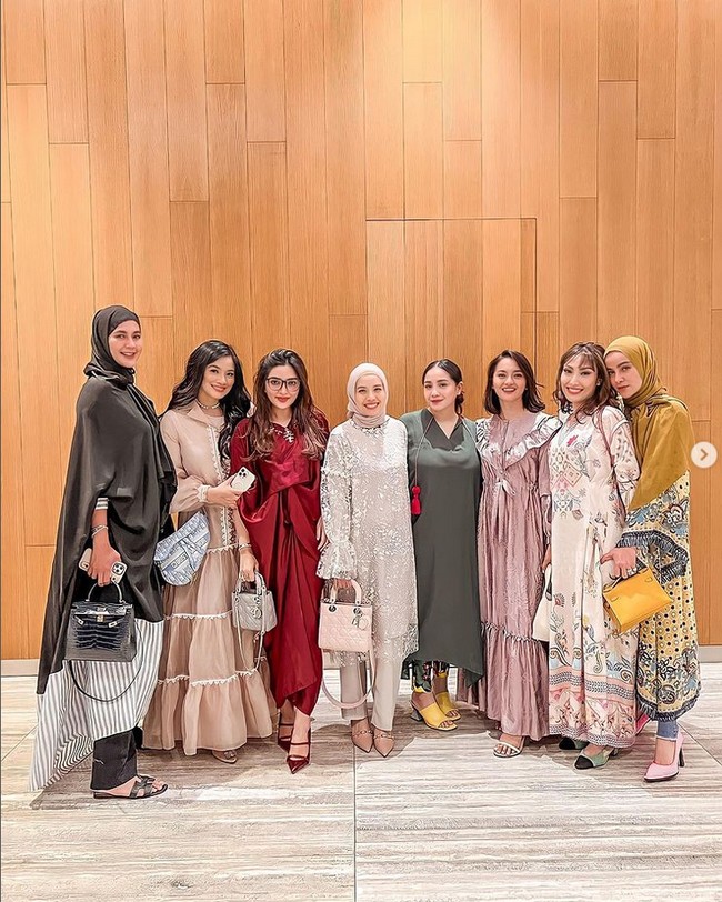 Para wanita yang hadir di acara bukber terdiri dari model, aktris hingga presenter ini tampil cantik dengan riasan wajah bernuansa soft. Kesembilan artis ini mengenakan busana modest nan stylish. Mulai dari gaun panjang, gamis hingga kaftan. Foto: Dok. Instagram @paula_verhoeven.