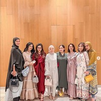Para wanita yang hadir di acara bukber terdiri dari model, aktris hingga presenter ini tampil cantik dengan riasan wajah bernuansa soft. Kesembilan artis ini mengenakan busana modest nan stylish. Mulai dari gaun panjang, gamis hingga kaftan. Foto: Dok. Instagram @paula_verhoeven.