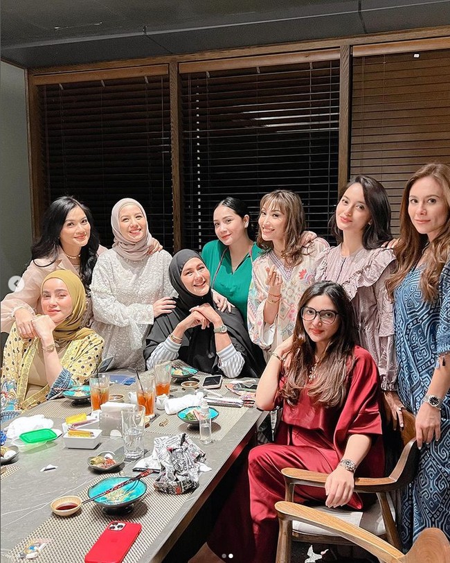 Tampak Paula Verhoeven, Ririn Ekawati, Ayu Dewi, Titi Kamal, Tya Ariestya, Nagita Slavina, Olla Ramlan hingga Wulan Guritno dalam keriuhan buka puasa bersama tersebut. Perkumpulan para artis cantik ini diberi nama Geng Cendol. Foto: Dok. Instagram @paula_verhoeven.