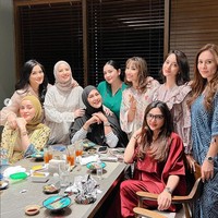 Tampak Paula Verhoeven, Ririn Ekawati, Ayu Dewi, Titi Kamal, Tya Ariestya, Nagita Slavina, Olla Ramlan hingga Wulan Guritno dalam keriuhan buka puasa bersama tersebut. Perkumpulan para artis cantik ini diberi nama Geng Cendol. Foto: Dok. Instagram @paula_verhoeven.