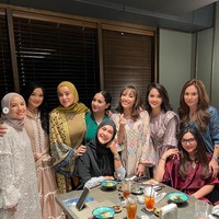 Buka puasa bersama umumnya juga dijadikan sebagai ajang silaturahmi, termasuk oleh para selebriti. Seperti momen seru geng artis Nagita Slavina hingga Ashanty. Ashanty mengajak teman-teman dekatnya untuk buka puasa di sebuah restoran Jepang, pada Rabu (20/4/2022). Foto: Dok. Instagram @ririnekawati.