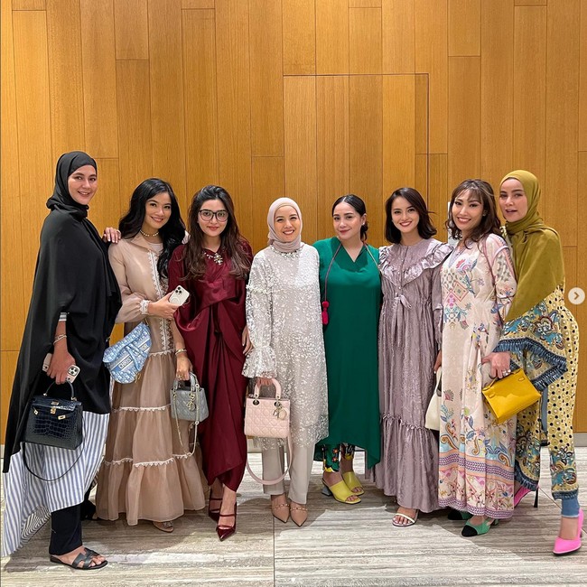 Ketika pose berdiri bersama para selebriti geng cendol, Paula Verhoeven bikin warganet salfok dengan tinggi badannya. Mamapau tingginya berapa sih? Padahal sudah pake teplek yaa 😂, kagum akun @wykasusantary. Ku kira Ola sudah tinggi banget, ternyata Paula yang tertinggi, ucap akun @karolina.n.wea. Foto: Dok. Instagram @ririnekawati.