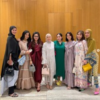 Ketika pose berdiri bersama para selebriti geng cendol, Paula Verhoeven bikin warganet salfok dengan tinggi badannya. Mamapau tingginya berapa sih? Padahal sudah pake teplek yaa 😂, kagum akun @wykasusantary. Ku kira Ola sudah tinggi banget, ternyata Paula yang tertinggi, ucap akun @karolina.n.wea. Foto: Dok. Instagram @ririnekawati.