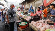 Blusukan ke Pasar, Ganjar Cek Suplai Minyak-Harga Sembako di Banyumas