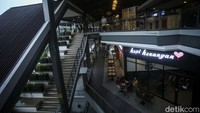 Rest area ini terbilang hits di media sosial karena bangunannya yang unik dan konsep seperti mal.
