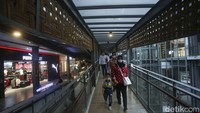 Selain itu, keunggulan Resta Pendopo KM 456 jelas terlihat dari fasilitasnya. Terdapat sekitar 40 tenant UMKM dan ada lebih dari 30 tenant nasional serta internasional.