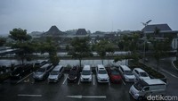 Untuk diketahui, rest area ini memiliki tempat parkir yang luas yakni sekitar 300 slot baik di bagian A maupun B. Tak ketinggalan, toilet di sana juga memadai. Selain itu, rest area ini juga dilengkapi dengan 61 toilet laki-laki, 43 toilet perempuan, 6 toilet difabel, 2 ruang nursery, dan klinik.