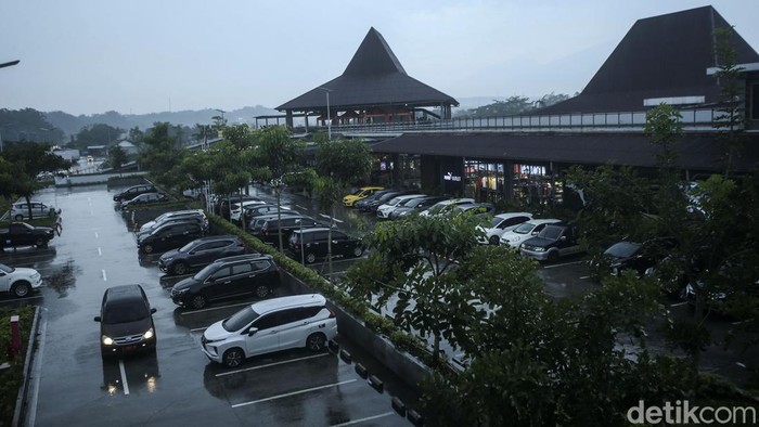 Hits Banget! Rest Area Rasa Mal di Tol Semarang-Solo Punya Sky Bridge Resta Pendopo KM 456 di Tol Semarang-Solo jadi rest area favorit traveler. Selain suguhkan fasilitas layaknya mal, rest area ini pun dilengkapi sky bridge lho.