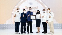 Maka tak heran bila Badan Usaha Milik Negara itu menganugerahkan penghargaan kepada INSA yang dinilai berperan aktif dalam penyediaan kebutuhan kapal angkutan batu bara untuk menjaga ketahanan listrik nasional. Penghargaan diserahkan Direktur Utama PT PLN (Persero) Darmawan Prasodjo disaksikan Menteri Perhubungan (Menhub) Budi Karya Sumadi di Hotel Sultan Jakarta. Turut hadir WKU V DPP INSA Buddy Rakhmadi, Direktur Energy Primer PT PLN (Persero) Hartanto Wibowo, Direktur Utama PT PLN (Persero) Darmawan Prasodjo, WKU I DPP INSA Darmansyah Tanamas, Kabid Tug and Barge Nyoman H. Wira Kusuma (kanan).