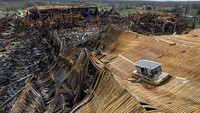Belum diketahui berapa kerugian pasti dari hancurnya gudang seluas 400.000 meter persegi tersebut.