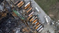 Tampak sejumlah truk pengangkut bahan baku yang terparkir di depan gudang juga ikut terbakar.