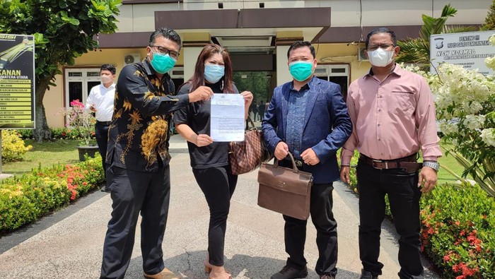 Korban investasi bodong VS didampingi kuasa hukumnya Rinto Maha memperlihatkan bukti laporan kepolisian atas dugaan penipuan berkedok investasi. ISTIMEWA