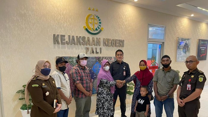 Kejaksaan Negeri (Kejari) Penukal Abab Lematang Ilir menghentikan kasus penganiayaan dengan menerapkan restorative justice atau keadilan restoratif atas nama tersangka Pitriyani. Pelaku menganiaya korban bernama Megawati yang merupakan gurunya saat mengenyam pendidikan di SMA.