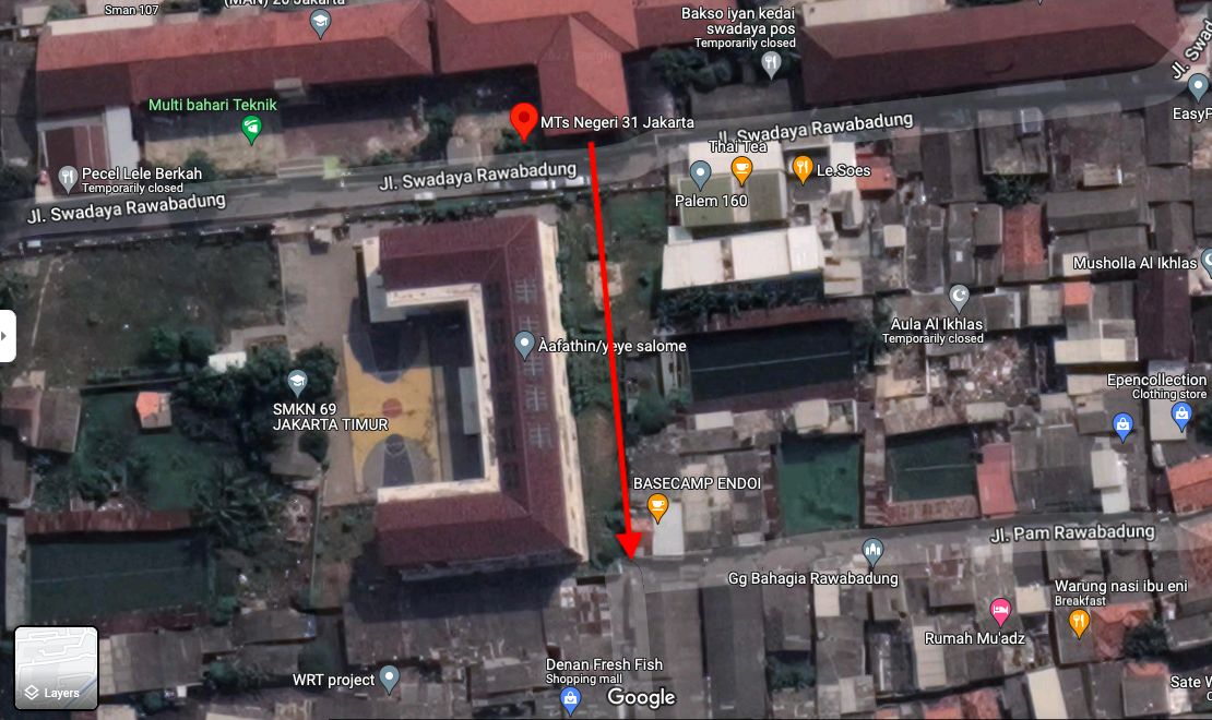 Jalan tembus yang diminta warga, melintasi pagar tembok SMKN 69 Jakarta. (Repro Google Maps)