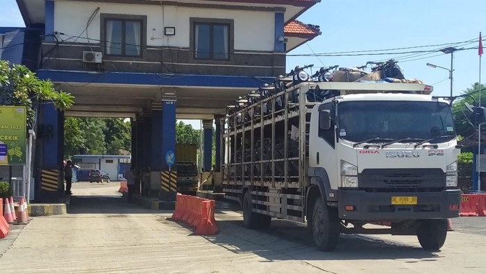 Aktivitas angkutan barang di jembatan timbang atau UPPKB Cekik, Gilimanuk, Jumat (22/4/2022).