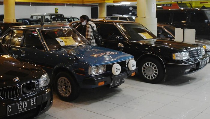 Pedagang membersihkan mobil-mobil bekas yang dipasarkan di Bursa Mobil Bekas Mal Blok M, Jakarta, Jumat (22/4/2022). Menurut pedagang setempat, penjualan mobil bekas menjelang Lebaran 2022 pertumbuhannya masih lesu karenarendahnya minat masyarakat membeli mobil bekas akibat perekonomian yang belum sepenuhnya pulih pascarelaksasi aturan pengetatan kegiatan masyarakat selama pandemi COVID-19.ANTARA FOTO/Aditya Pradana Putra/rwa.