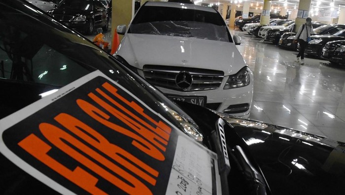 Pedagang membersihkan mobil-mobil bekas yang dipasarkan di Bursa Mobil Bekas Mal Blok M, Jakarta, Jumat (22/4/2022). Menurut pedagang setempat, penjualan mobil bekas menjelang Lebaran 2022 pertumbuhannya masih lesu karenarendahnya minat masyarakat membeli mobil bekas akibat perekonomian yang belum sepenuhnya pulih pascarelaksasi aturan pengetatan kegiatan masyarakat selama pandemi COVID-19.ANTARA FOTO/Aditya Pradana Putra/rwa.